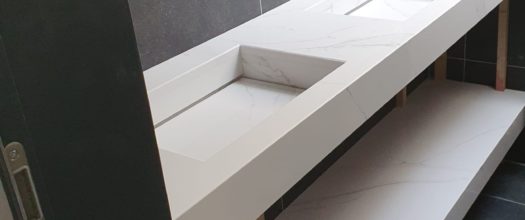 Tablette double lavabos incrustés en pierre naturelle et tablette porte-essuies - Compac Unique Calacatta